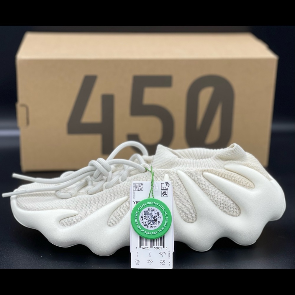 Brand New pair of Yeezy’s sz 7.5